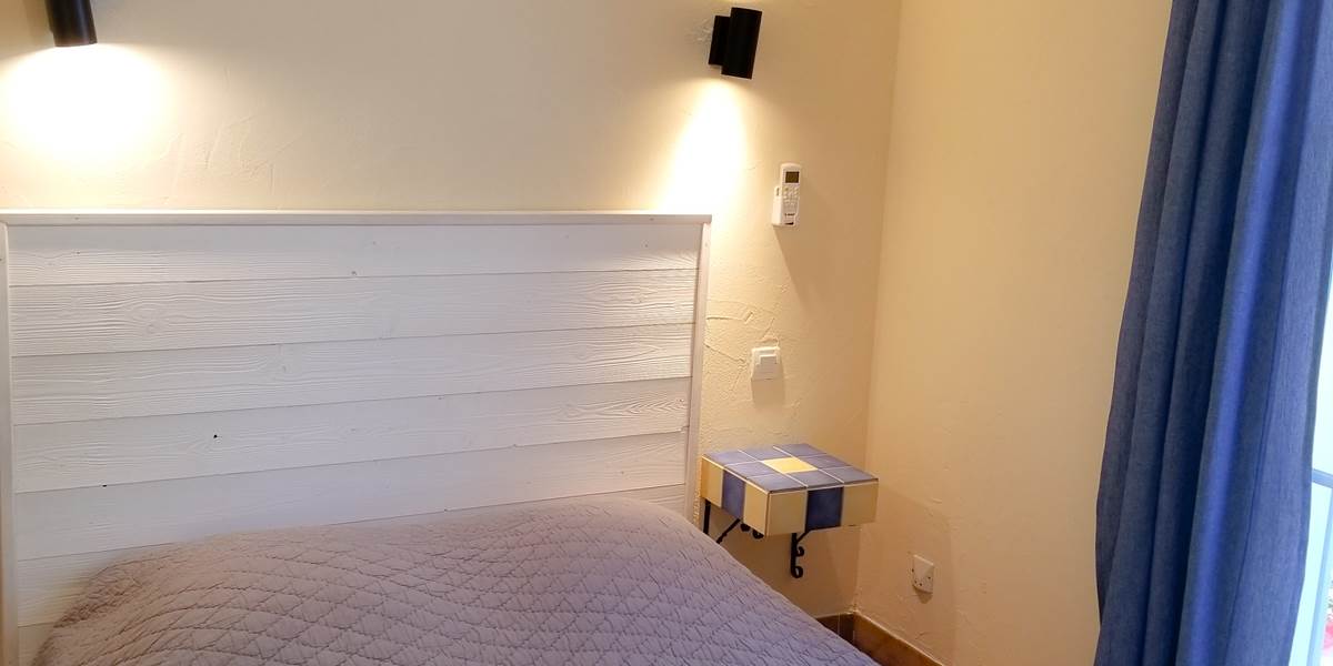 chambre climatisée, lit 140x190, matelas et oreillers à mémoire de forme