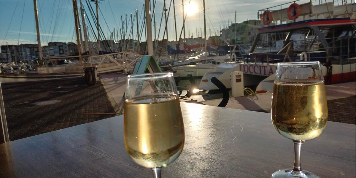 Après une longue marche en pleine nature, un petit verre de vin en admirant le coucher de soleil