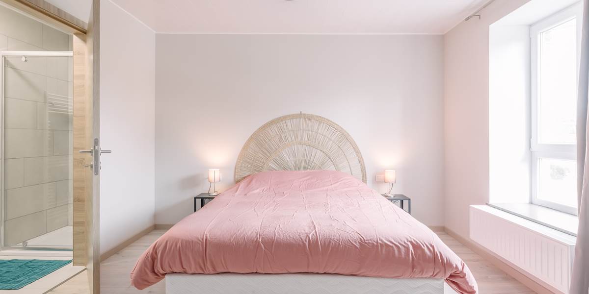 Chambre 2 à l'étage, façade, lit 2 personnes avec salle de douche privative.