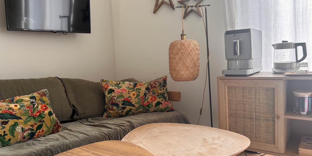 Une cafetière à grains vous attend dans votre chambre pour déguster un café fraichement moulu .