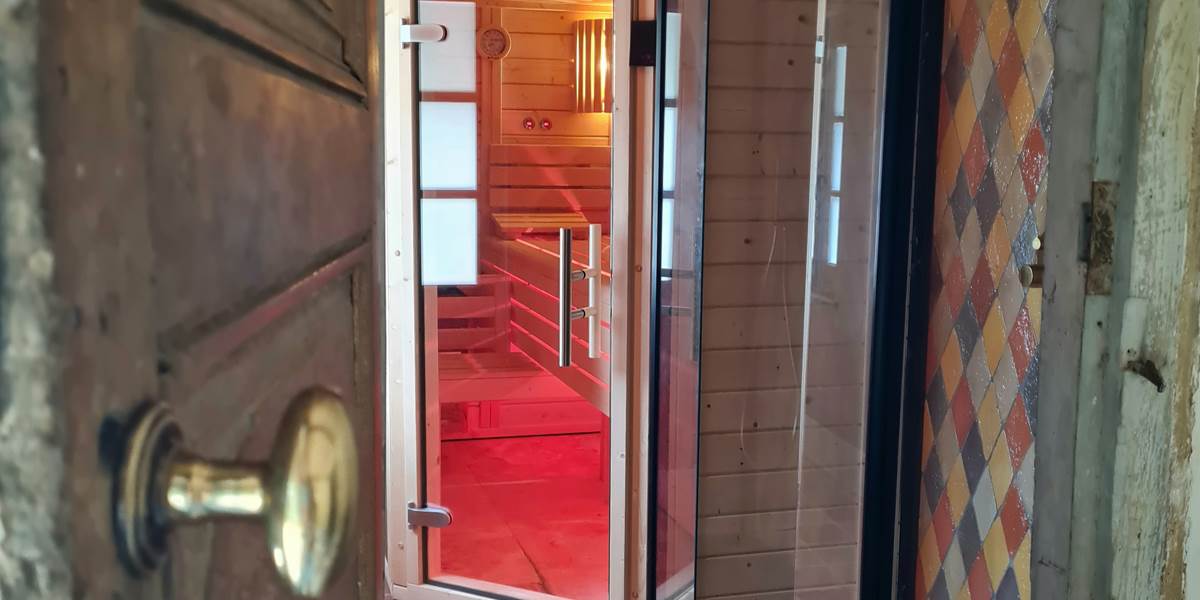 Vue sur l'espace sauna privatif du gîte