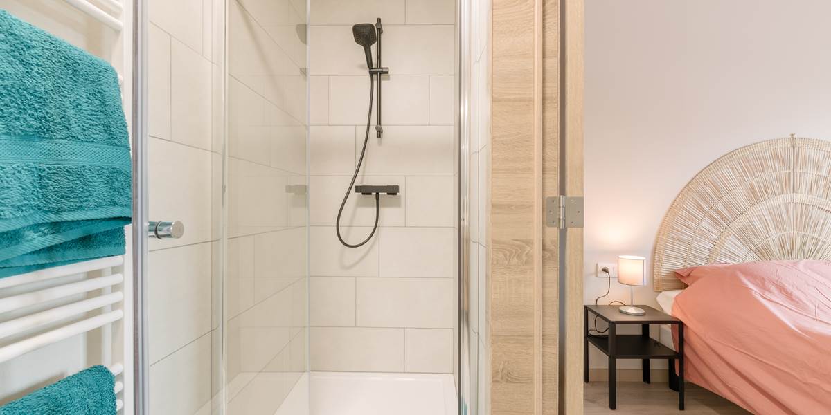 Salle de bain dans la chambre