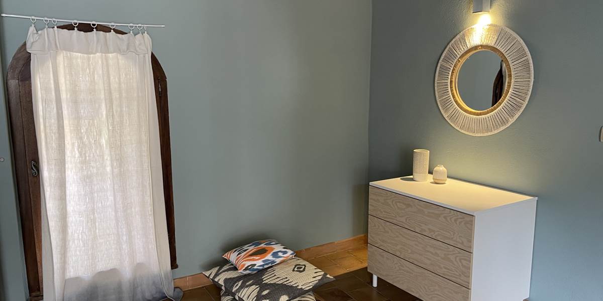 CHAMBRE AQUA-GRIS 1ER E´TAGE vue commode MF