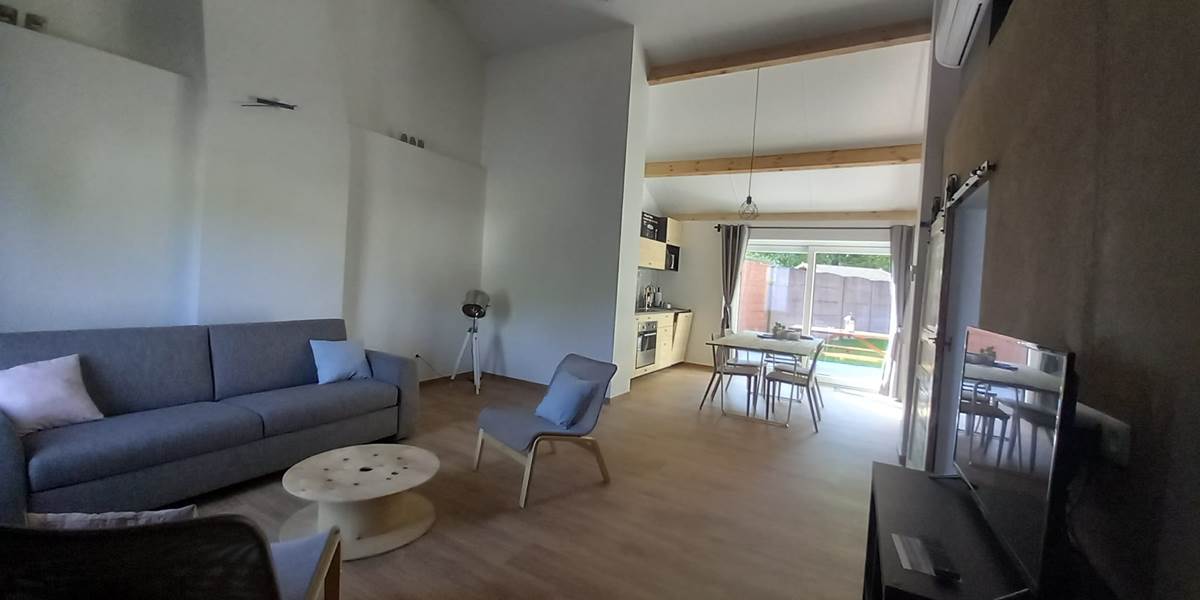 Pourquoi pas, gîte 1 : Pièce centrale , canapé lit , cuisine équipée.