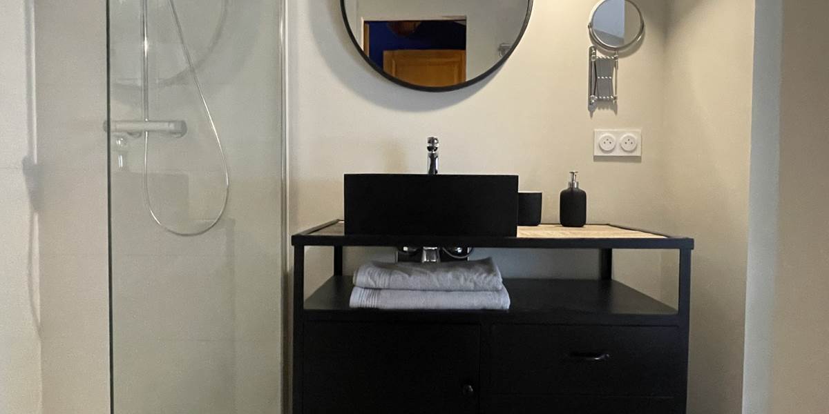 SALLE DE BAIN CHAMBRE BLEUE 2E`ME E´TAGE MI