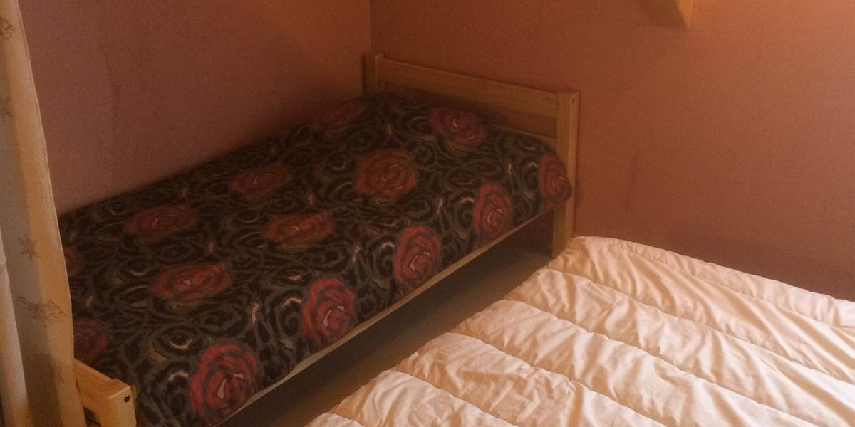 Vue sur le lit simple