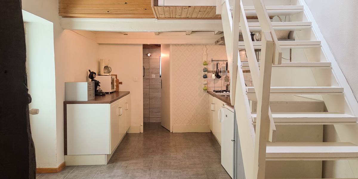 Cuisine avec salle de bain au fond