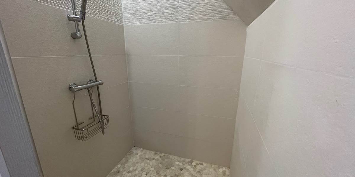 douche-maison anemone-location-sarlat-dordogne