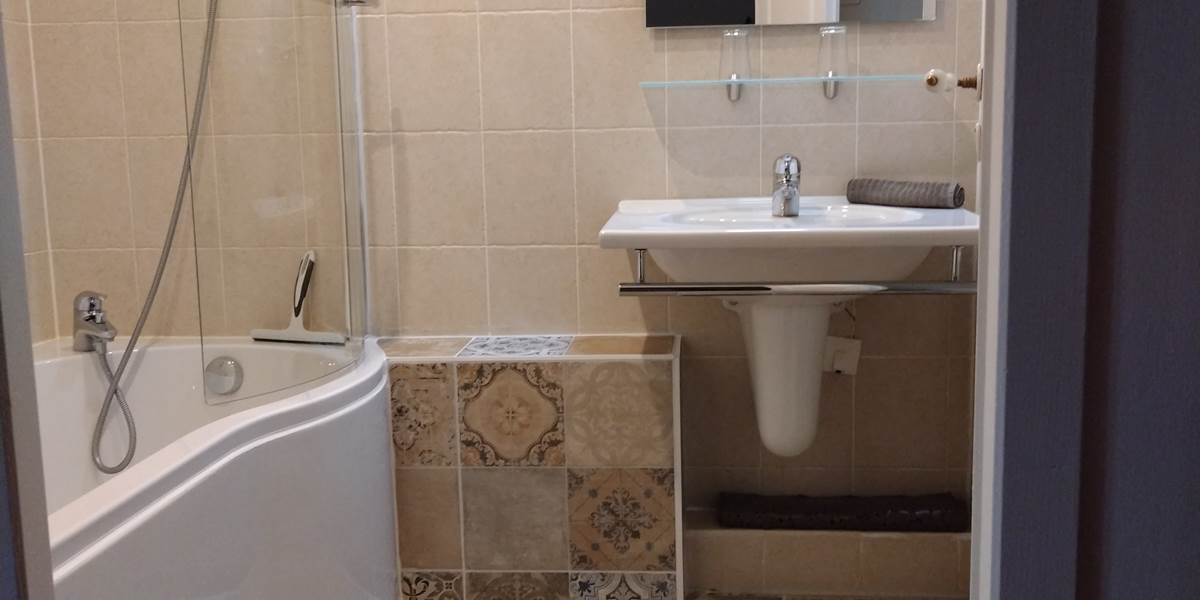 Carrelage terminé dans la salle de bain "La Petite Pause"