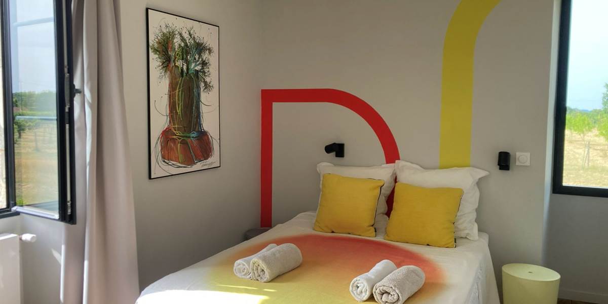 Chambre avec 1 lit de 1,40x200m, 2 fenêtres.