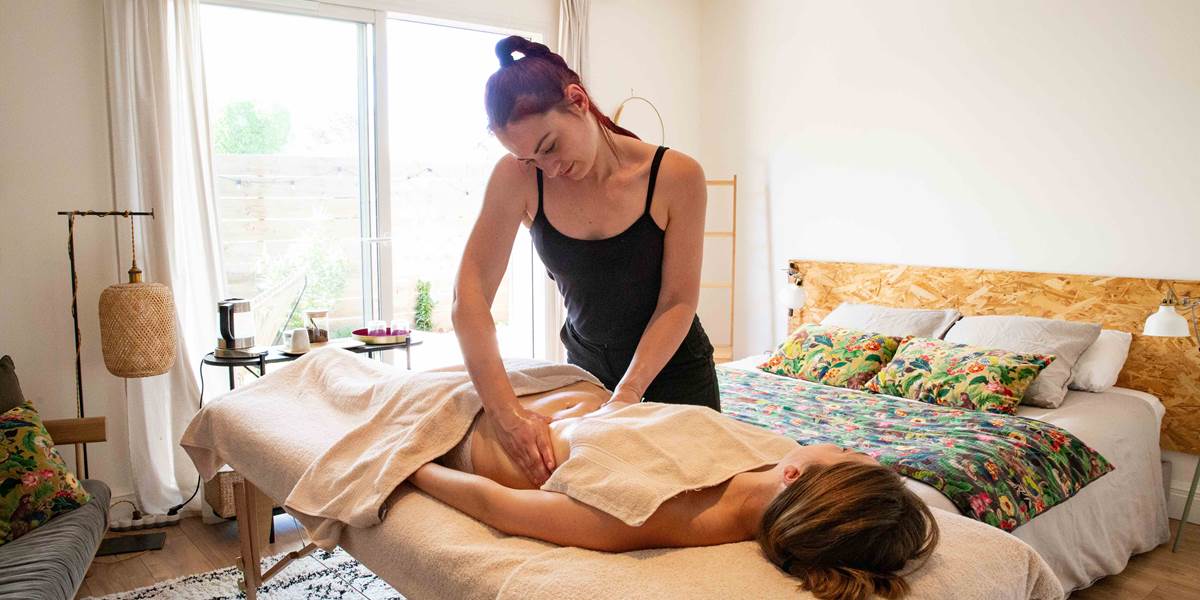 Profitez d’un moment de détente avec nos massages proposés en option dans les chambres de Ker Amice