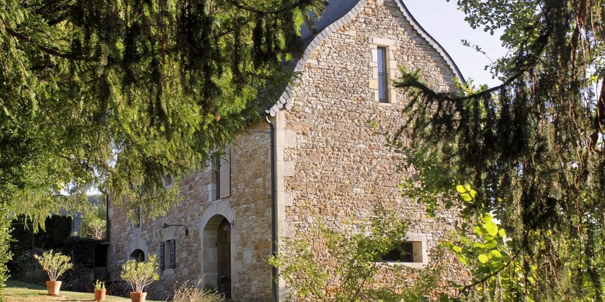 Le gîte côté donjon, arrivée par votre entrée privative.