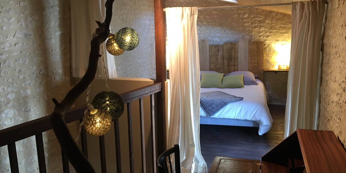 Mezzanine, espace bureau et chambre