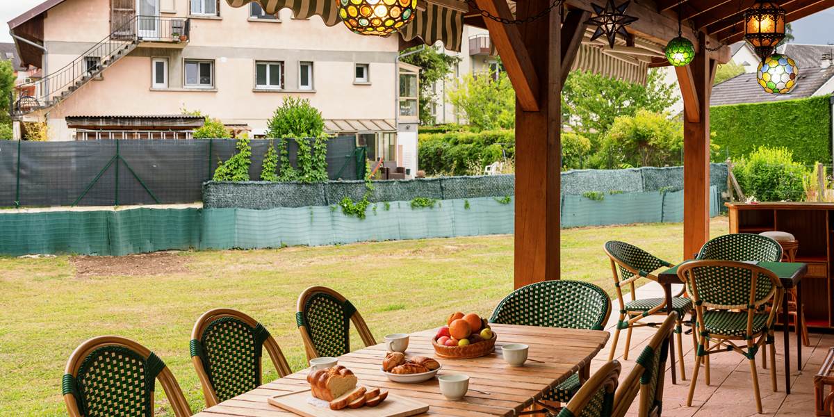 Terrasse abritée et vue sur le jardin