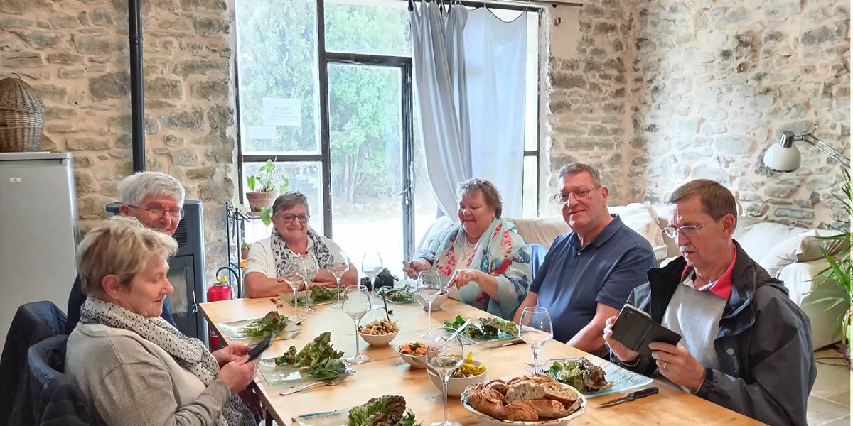 Repas convivial à l'association Naturo-culture
