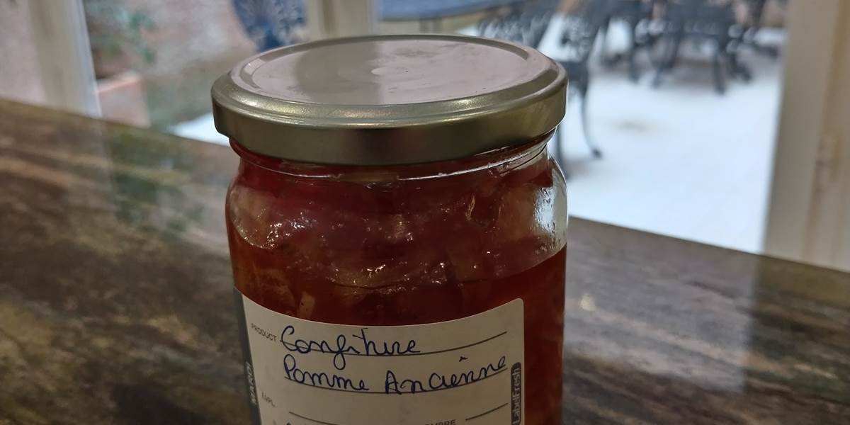 Confiture maison pour les petits déjeuners des hôtes du Coq du Nord Mailhac