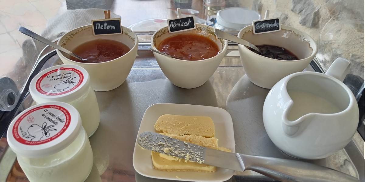 Confiture maison pour les petits déjeuners des hôtes du Coq du Nord Mailhac