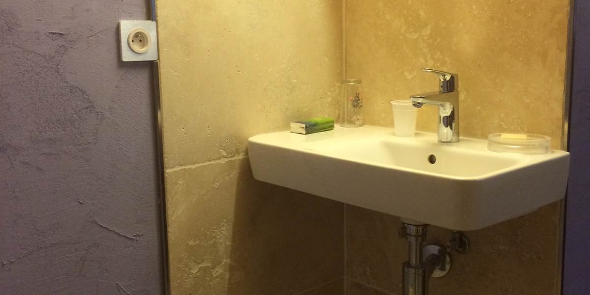 Coin toilette avec seulement un lavabo.
