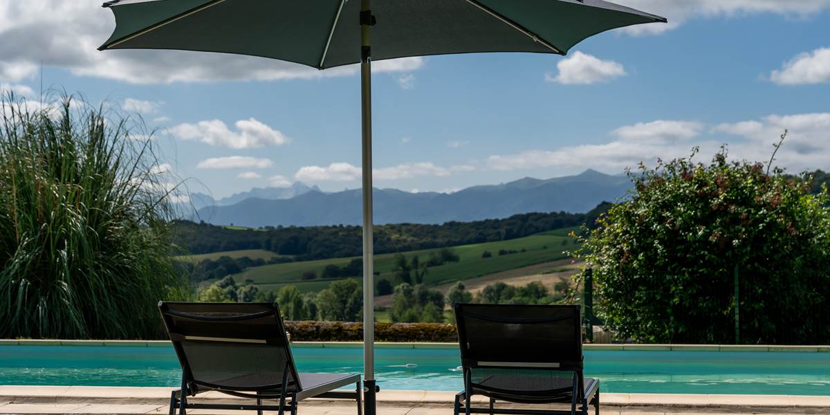 Piscine, transats, parasols et draps de bain à disposition