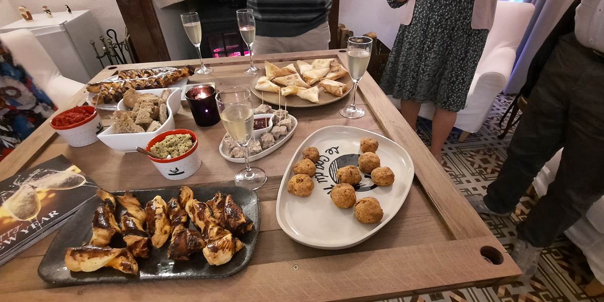 Bulles et mises en bouche festives à Le Coq du Nord-Mailhac