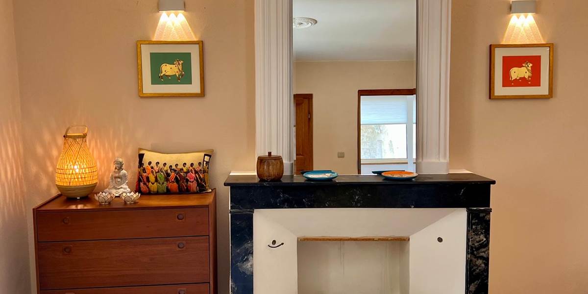 CHAMBRE JAUNE 1ER E´TAGE chemine´e-commode MF