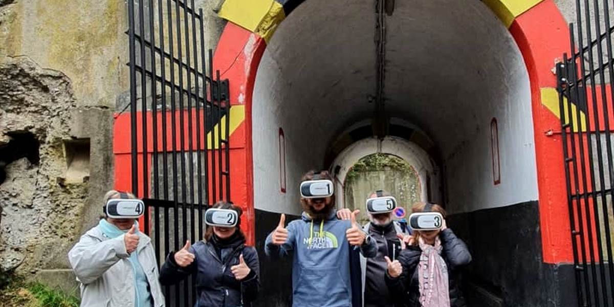 Groupe d'amis devant l'entrée avec casque(C)Fort de Flémalle