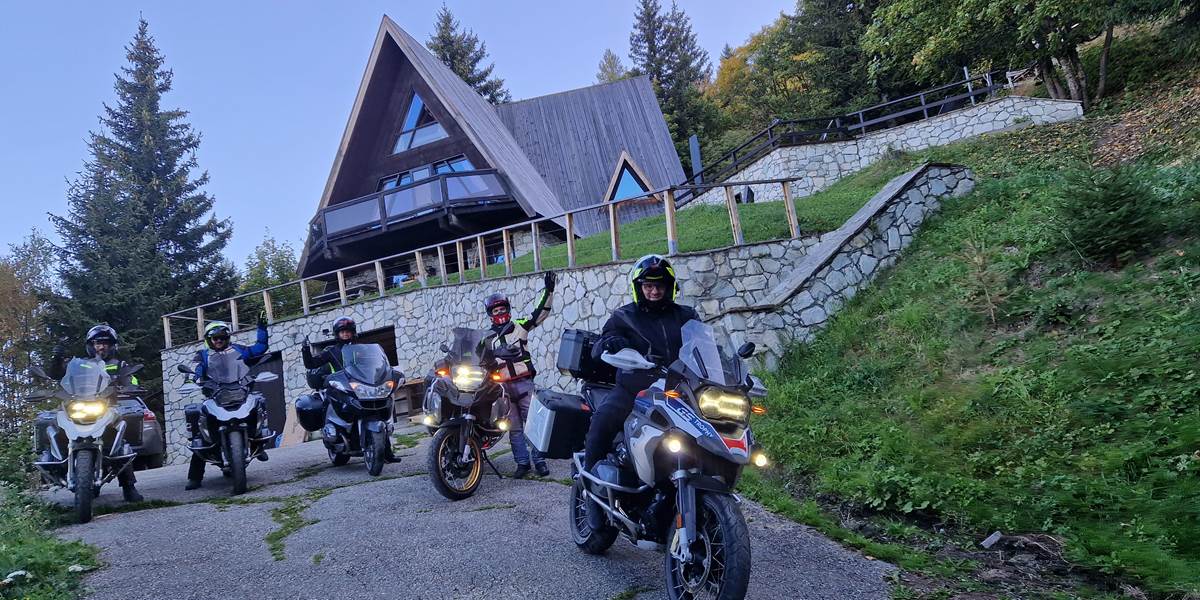 PASSAGE DE MOTOS ET DE VOITURES SUR LA RGA