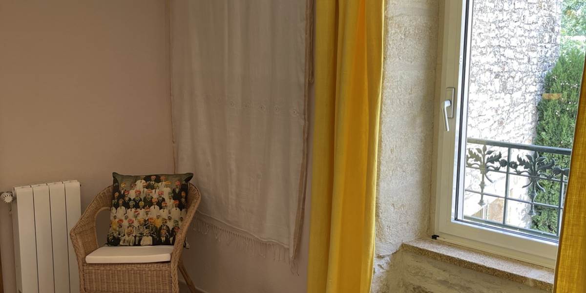 CHAMBRE JAUNE 1ER E´TAGE fauteuil-fene^tre MF