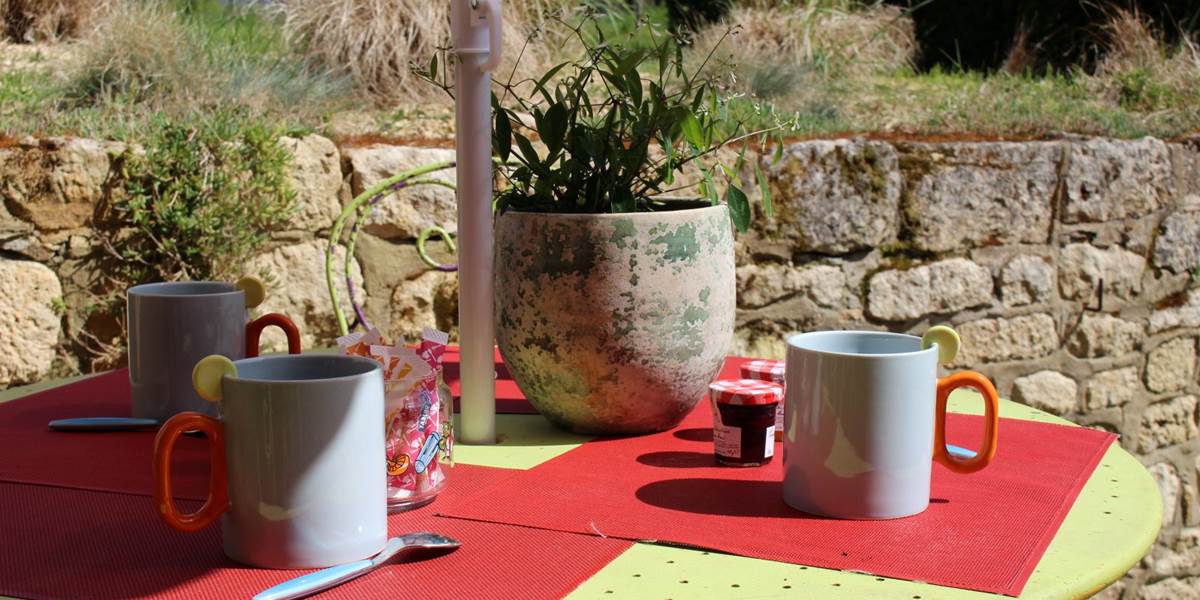 Petit déjeuner en profitant des premiers rayons de soleil.