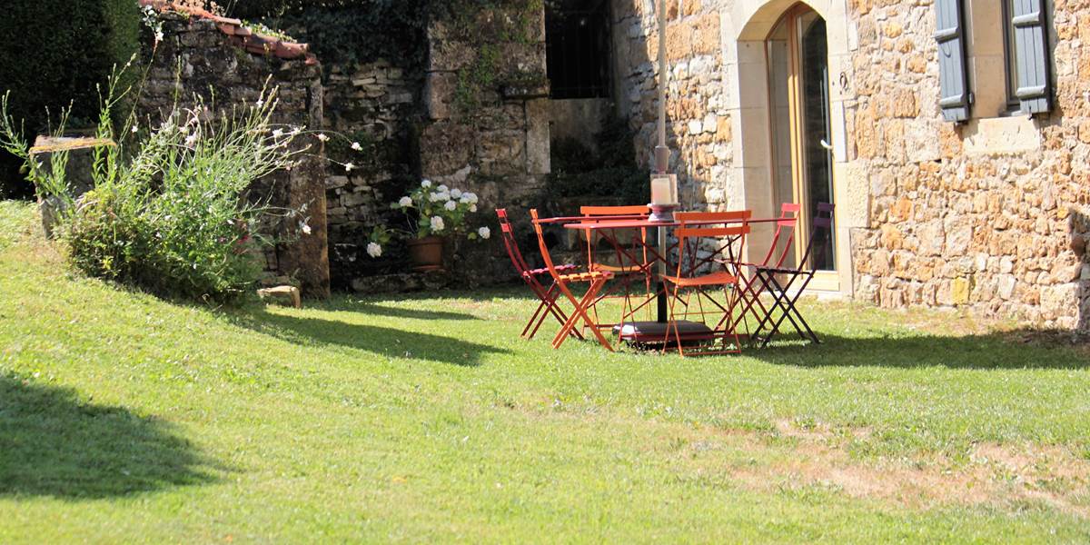 Salon extérieur "Côté Donjon" Le Broual gîte de charme dans le Lot