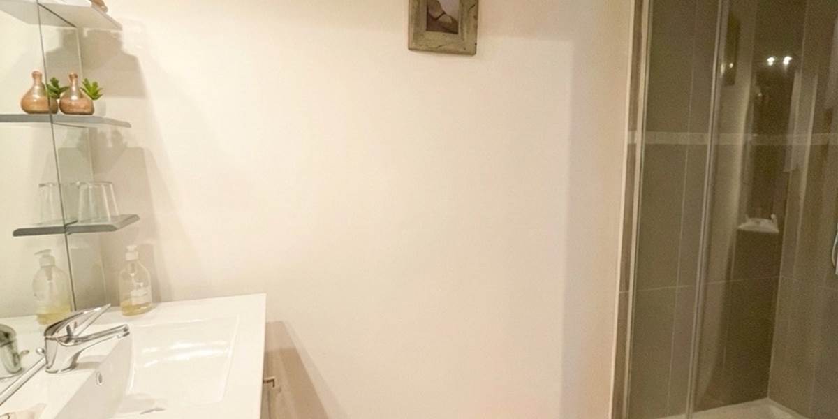ombrebleuedufiguier-chambre-noisette-salle de bains 1 - Grande