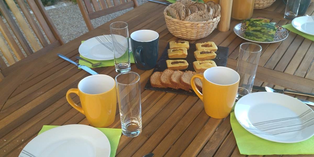 Petit-déjeuner en extérieur