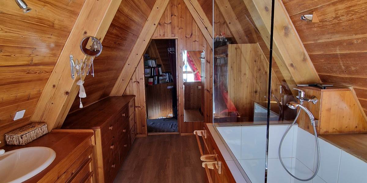 SALLE DE BAIN AVEC 2 VASQUES , WC, DOUCHE ITALIENNE , PLACARD