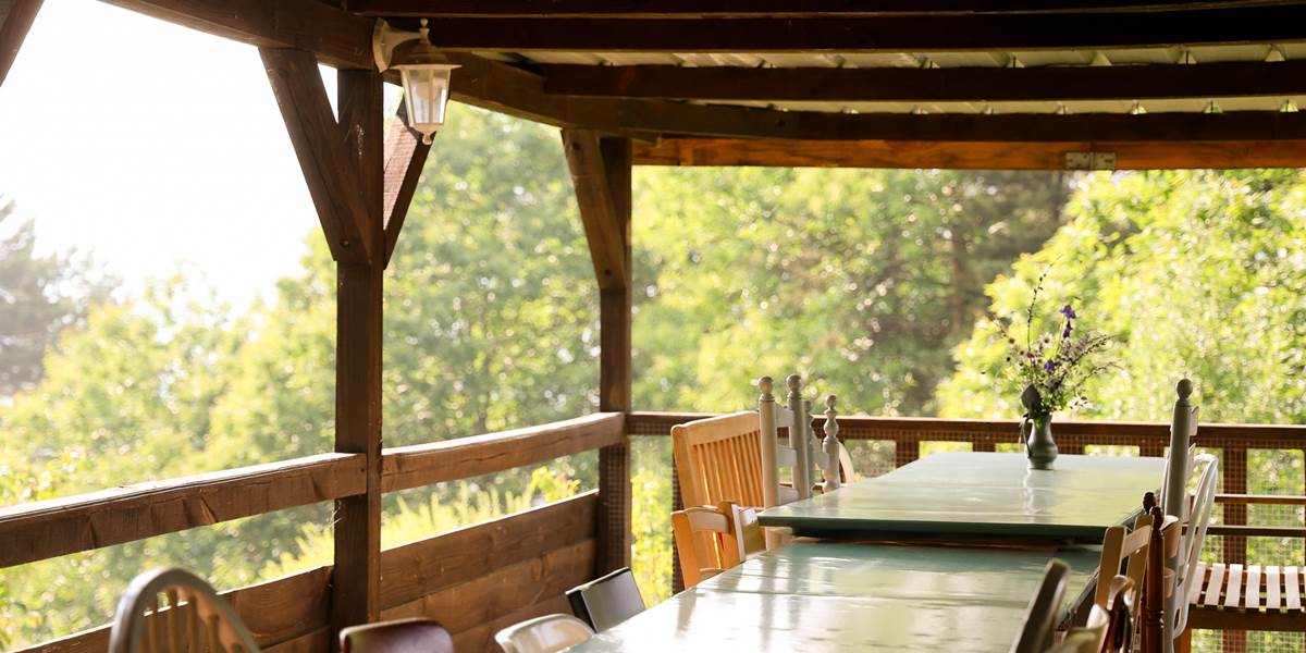 Grande terrasse couverte pouvant accueillir 25 personnes attablées