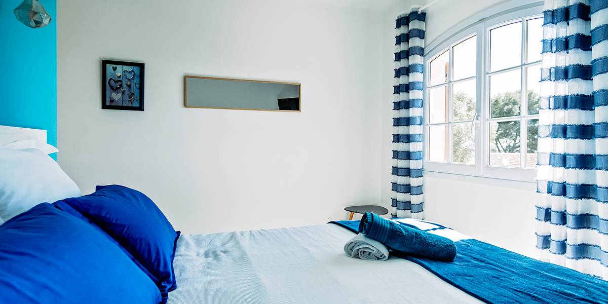 chambre bleue côté lit