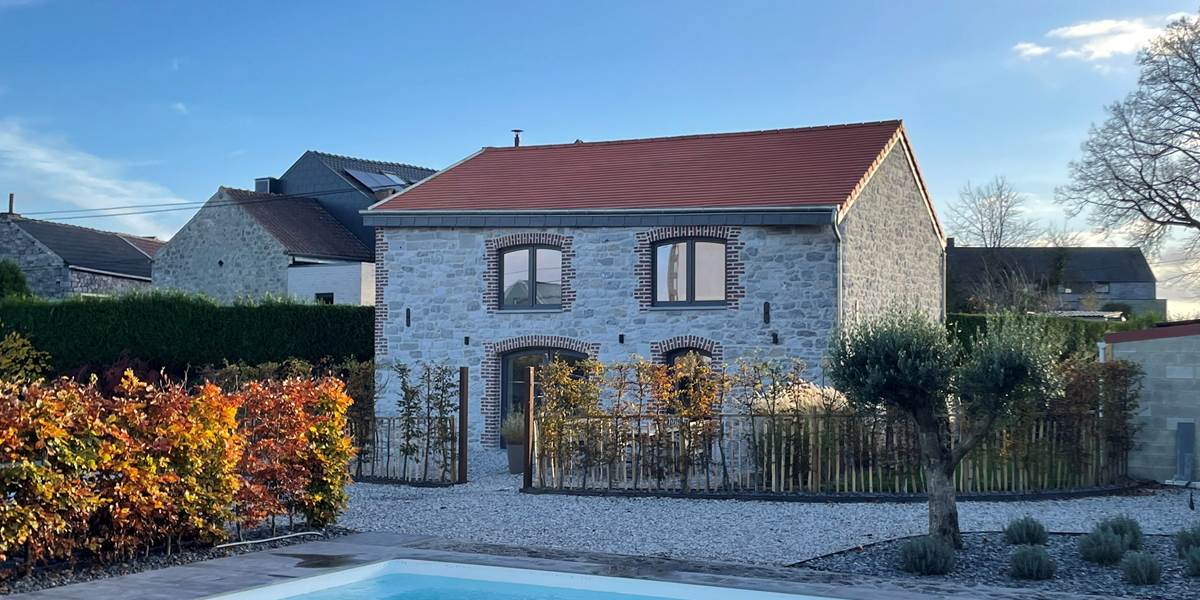 Le gîte avec vue sur la piscine