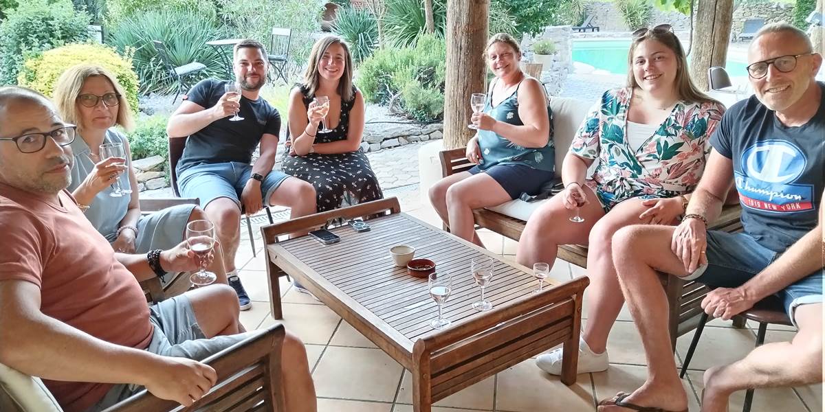 L'apéritif avant la table d'hôtes ambiance conviviale et familiale