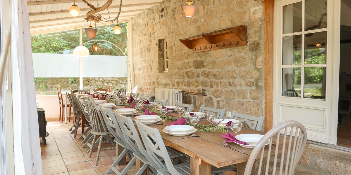 Grande véranda/salle à manger pour pouvant accueillir jusqu'à 25 personnes