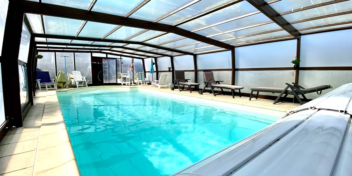 Piscine couverte avec son eau à 28°