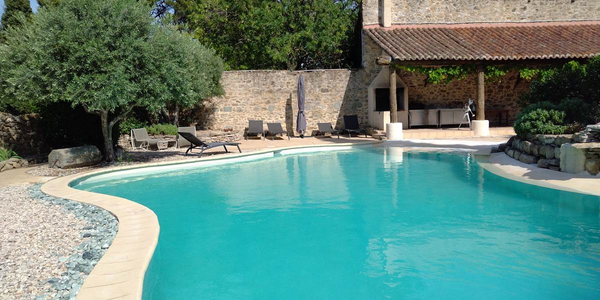 Se prélasser au bord de la piscine 👙🩳🕶️