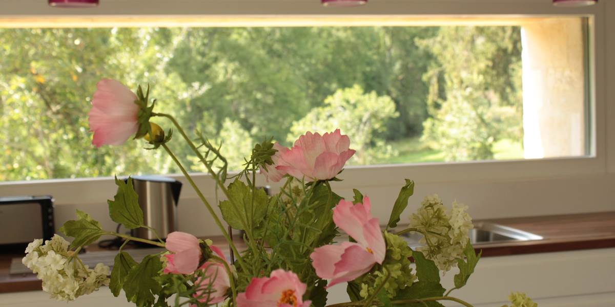 Gîte "Côté Donjon" et son ouverture horizontale permettant une vue panoramique depuis les éléments de travail équipant la cuisine