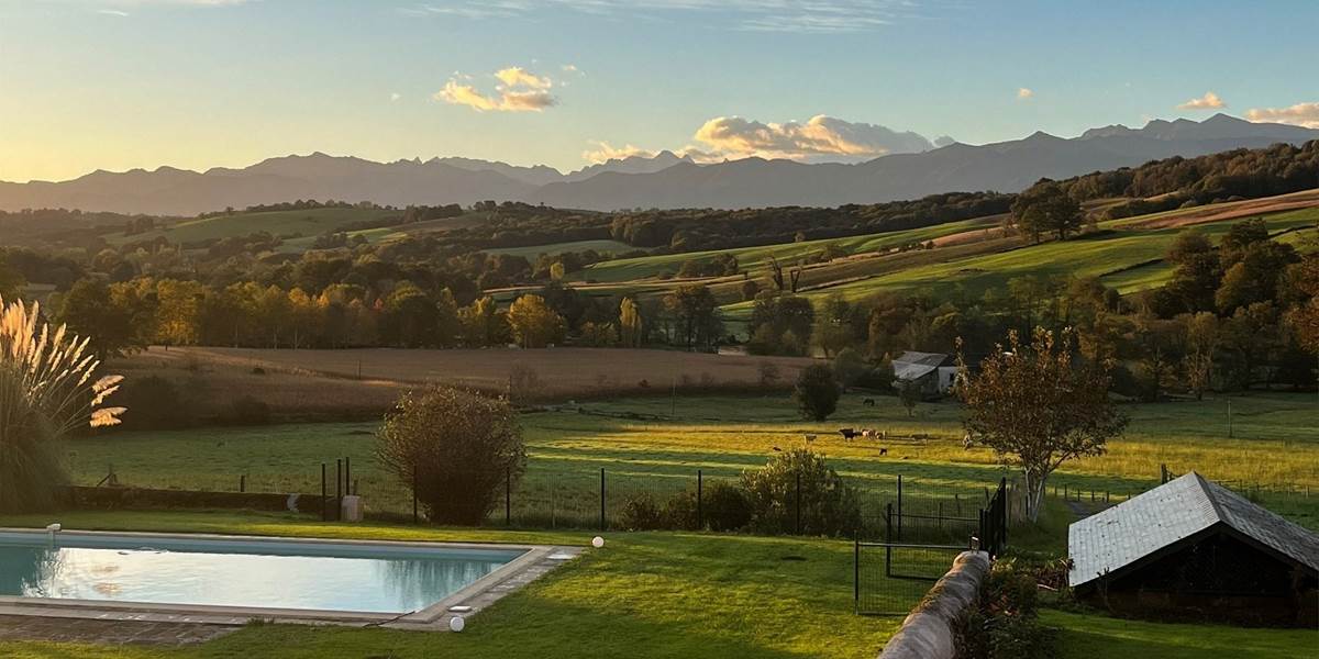 Vue sur la chaine des Pyrénées et la nature