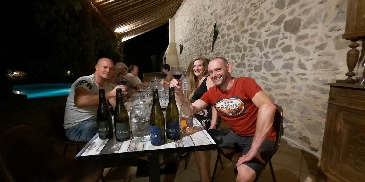 Ambiance familiale et conviviale lors de la table d'hôtes du Coq du Nord -Mailhac
