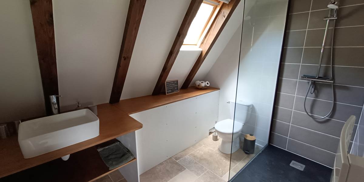 Salle d'eau chambre d'hôte familiale 2 à 4 personnes grand gite