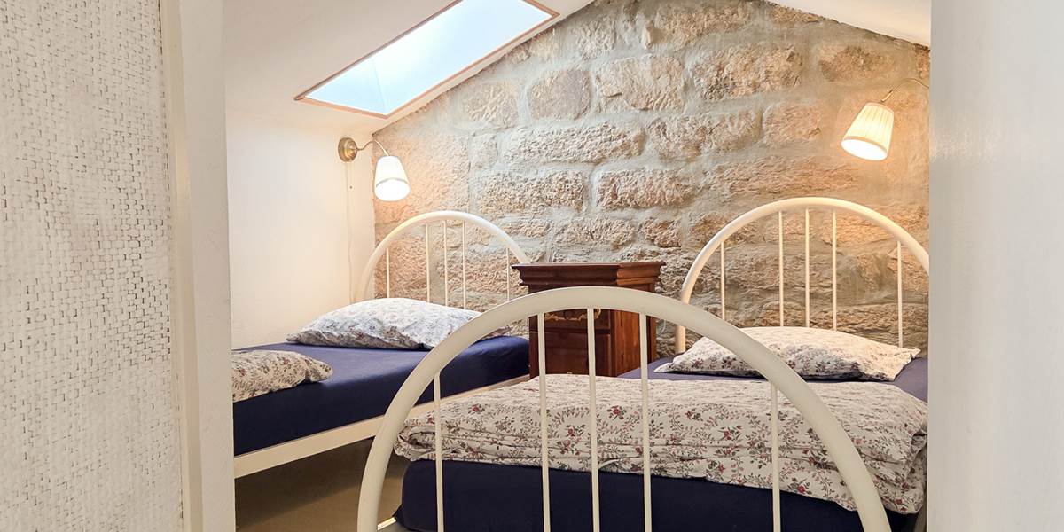 Chambre 2 lits simple séparée par un paravent