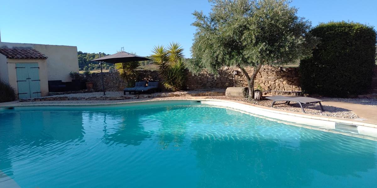 Par beau temps, nos hôtes du gîte et des chambres d'hôtes profite de la piscine sous un magnifique soleil