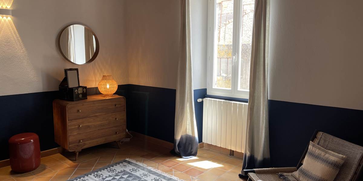 CHAMBRE MARINE-ROUGE 1ER E´TAGE commode-fene^tre MF
