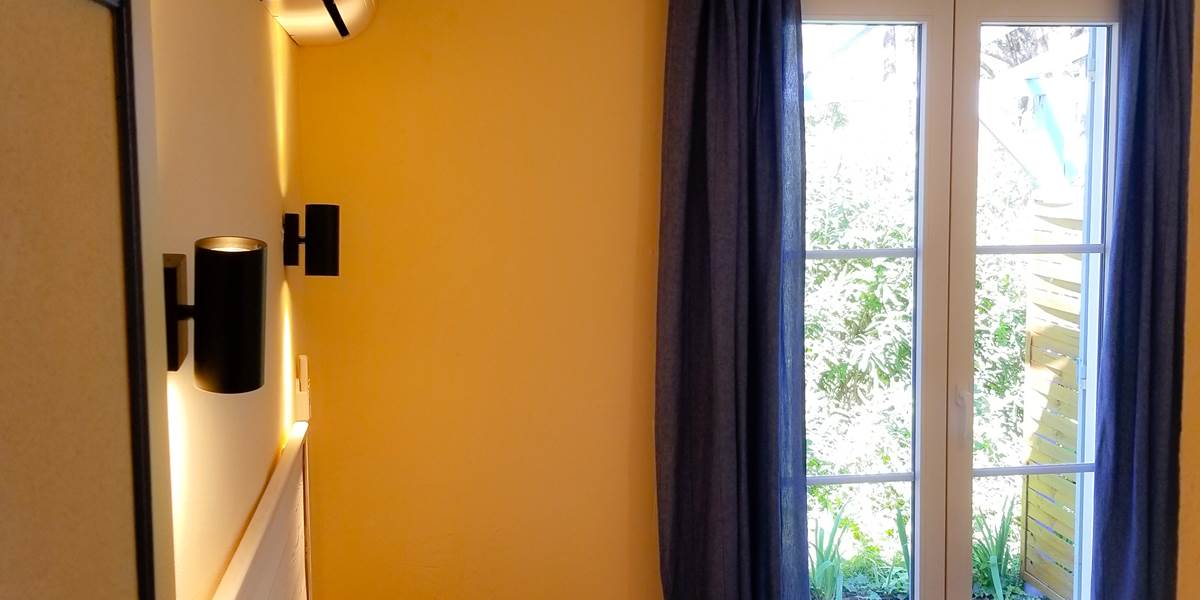 petite vue terrasse arrière de la chambre