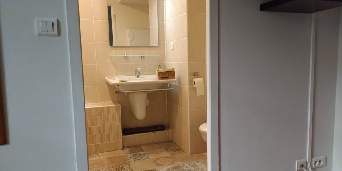 Carrelage terminé dans la salle de bain "La Petite Pause"