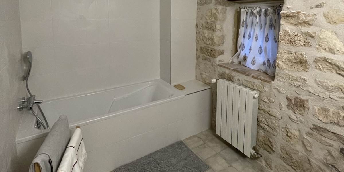SALLE DE BAIN 1ER E´TAGE CHAMBRE SOLEIL baignoire MI
